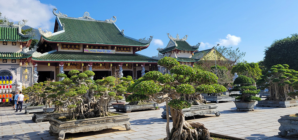 Main hall at the Linh Ung Pagoda complex