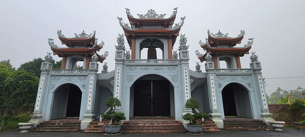 Ornate gates in the Yen Duc village monastery