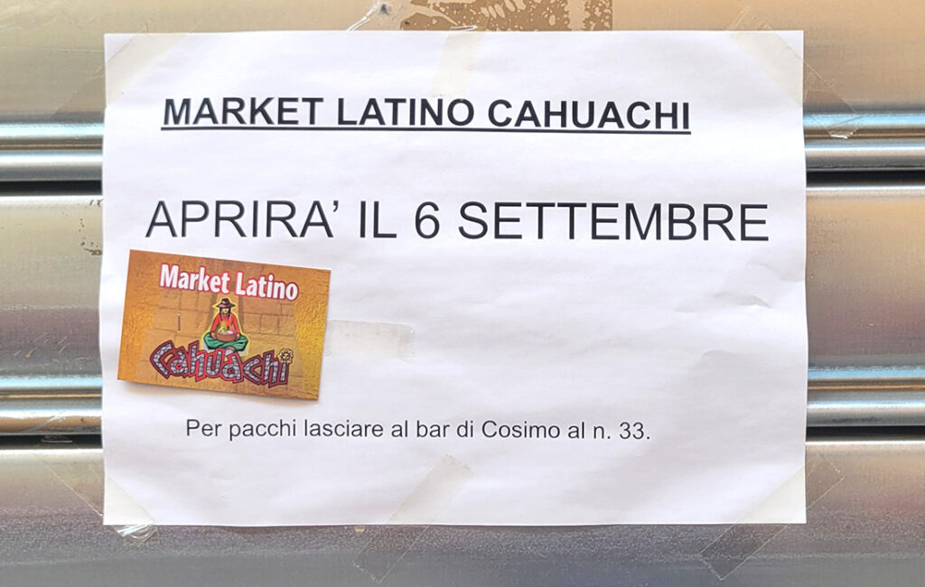 A sign, written in Italian, saying that the market will open on September 6th.